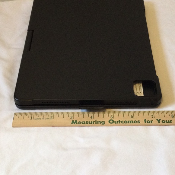 BABG iPad Case with Keyboard (2022) - Picture 8 of 11